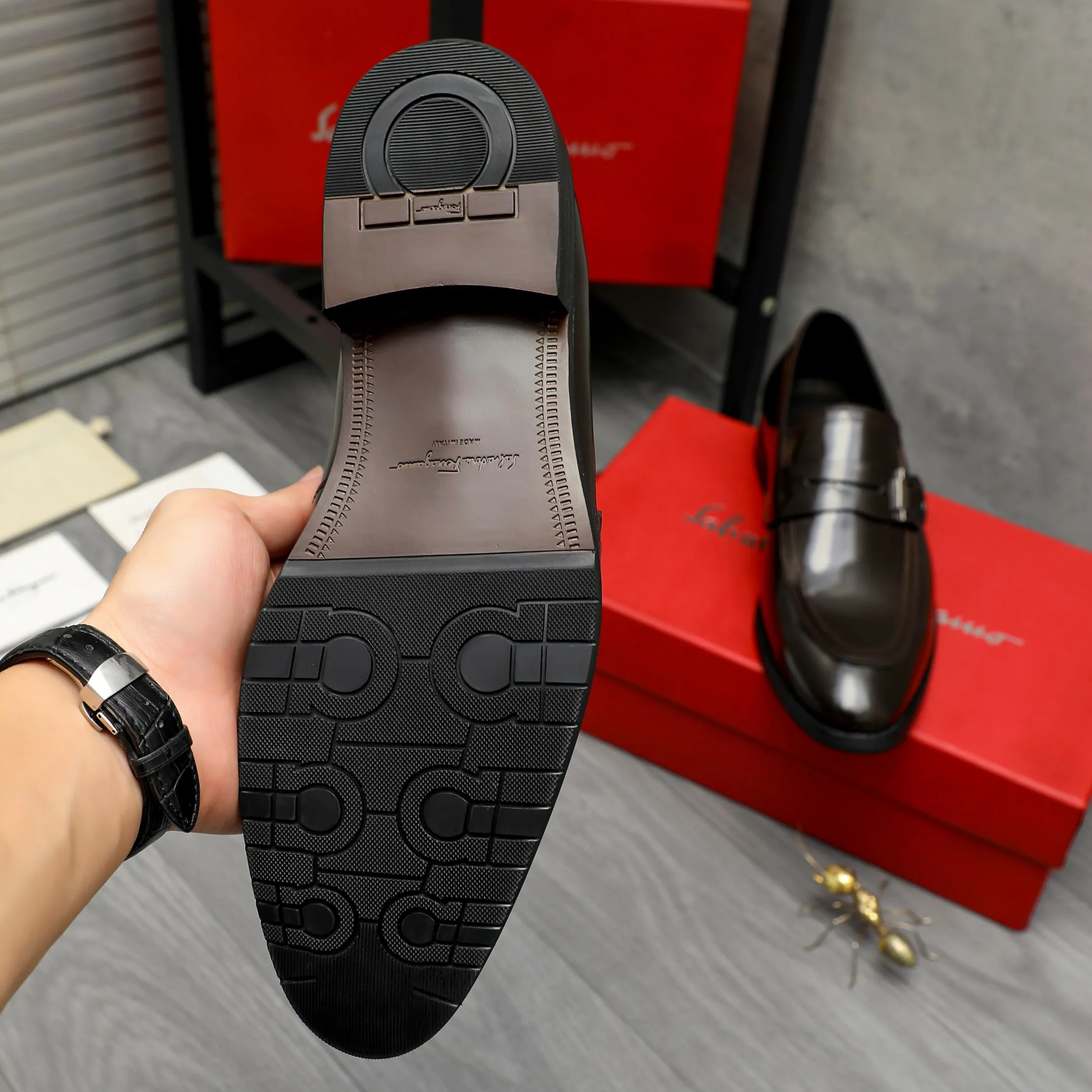 Men's shoes 💰460 Product trademark: Ferragamo "Ferragamo" business slip-on leather shoes Regular size: 39-44 Product materials: Selected high-quality pearlescent cowhide upper, cowhide lining, original outsole